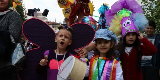 Kostümlü Veliler Çocuklarıyla 23 Nisan Yürüyüşü Yaptı
