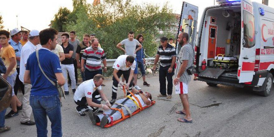 Alkollü Sürücü Bariyerlere Çarptı: 3 Yaralı