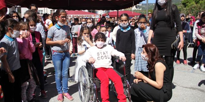 Kanser Tedavisi Gören Minik Sıla’nın 23 Nisan İsteği Bütün Okulu Gözyaşlarına Boğdu