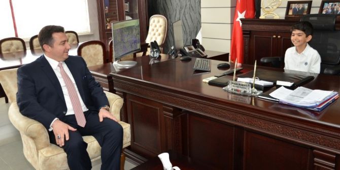 Bozüyük Belediye Başkanı Bakıcı, Koltuğunu Öğrencilere Devretti