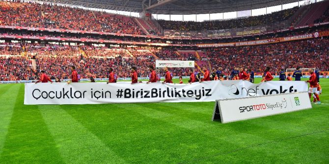 Galatasaray Sahaya ‘Çocuklar İçin Biz Birlikteyiz’ Pankartı İle Çıktı