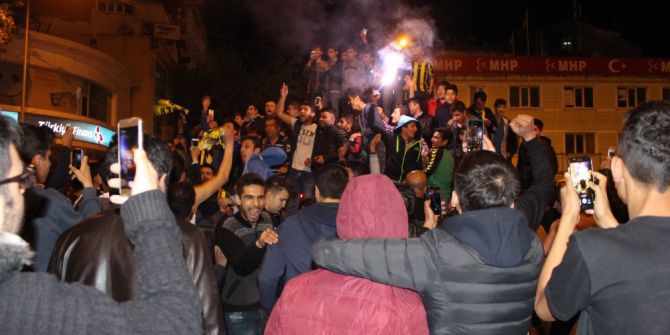 Fenerbahçeli Taraftarlardan Coşkulu Kutlama
