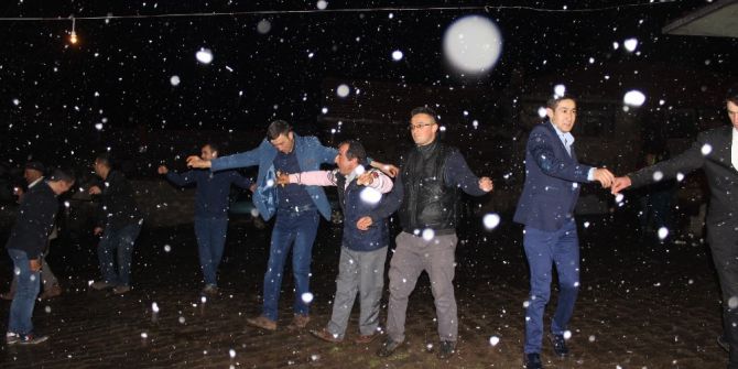 Kar Yağışı Altında Düğün Eğlencesi