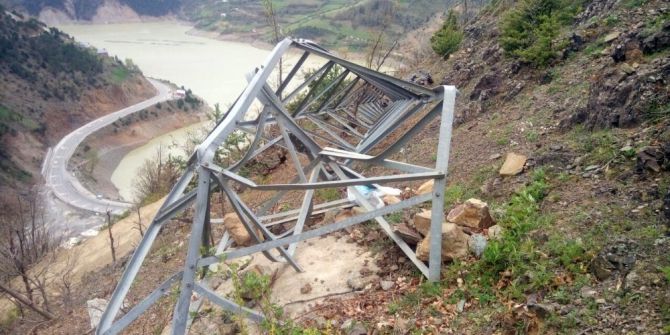 Gümüşhane’de Rüzgar Elektrik Direklerini Kağıt Gibi Büzdü