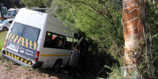 Adana’da Trafik Kazası: 1’i Ağır 13 Öğrenci Yaralı