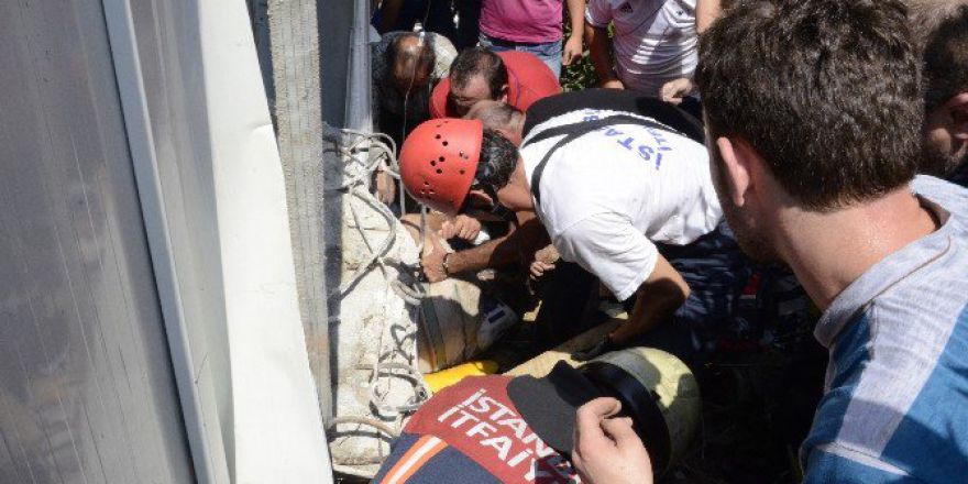 Kepçe İle Yıkılan Binadan Kopan Beton, Bekçinin Üstüne Düştü