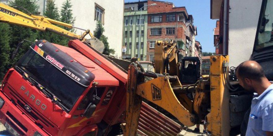 Kanalizasyon Çalışmasında Toprak Kaydı: 2 Yaralı