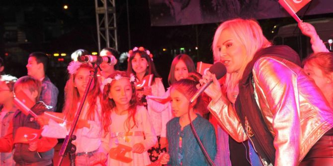 Ömür Gedik Ve Çocuklar Sahnede