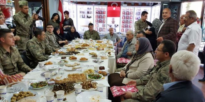 Şehit Annesi Mehmetçiğin Yanında