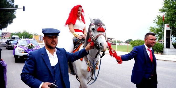 Gelini At Üzerinde Dolaştırdılar Geleneği Yaşattılar