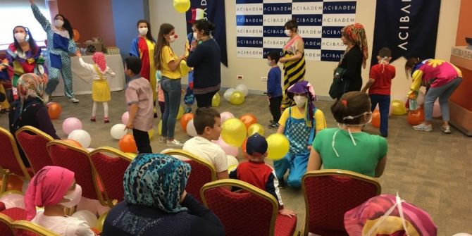 Tedavi Gören Çocuklar Palyaçolarla Coştu