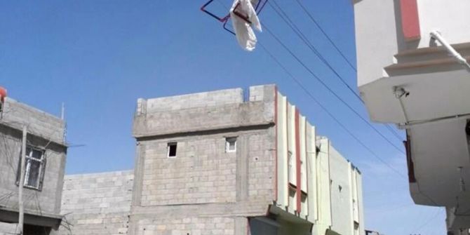 Rüzgarda Uçan Çamaşır Kurutmalığı Elektrik Teline Takıldı