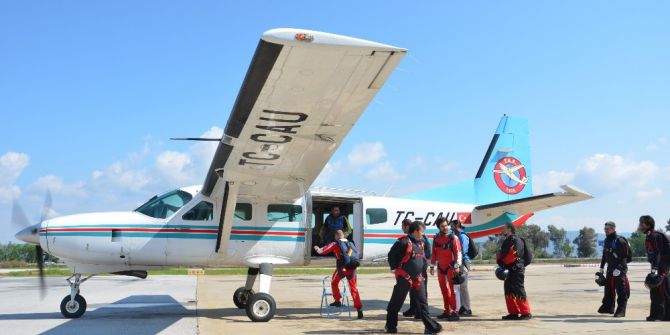 Türk Hava Kurumu Amatör Paraşütçüleri Efes’te Buluşturdu