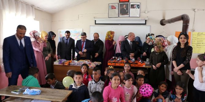 Üniversite Öğrencilerden Köy Okuluna Destek