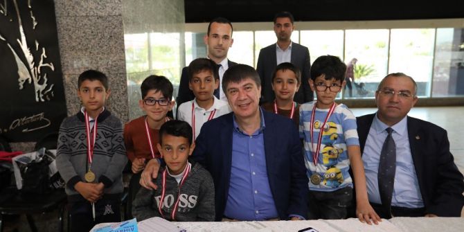 Büyükşehir 23 Nisan’ı Dolu Dolu Kutladı