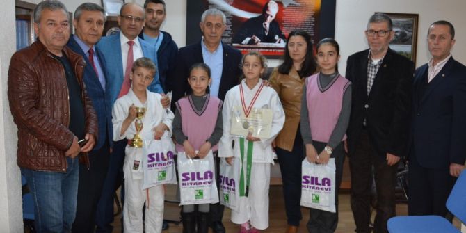 Başarılı Öğrenciler Ödüllendirildi