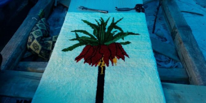 Genç Kızlar Ters Lale Motifli Halı Yaptı