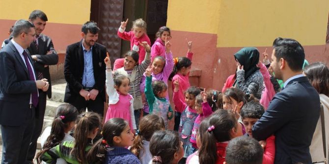 Kaymakam Özderin Köy Çocuklarını Sevindirdi