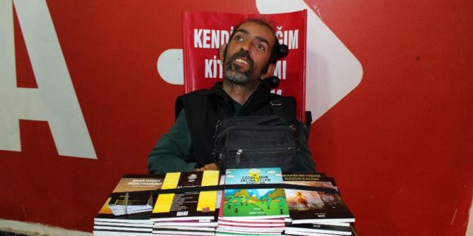 Tek Parmağına 15 Kitap Sığdırdı