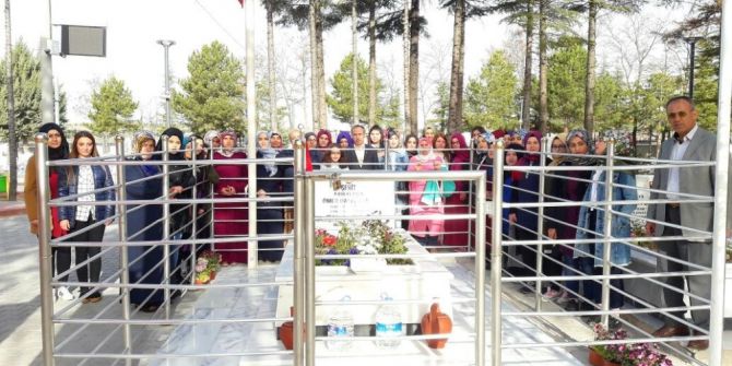 Üniversiteli Öğrenciler Şehit Ömer Halisdemir’in Mezarını Ziyaret Etti