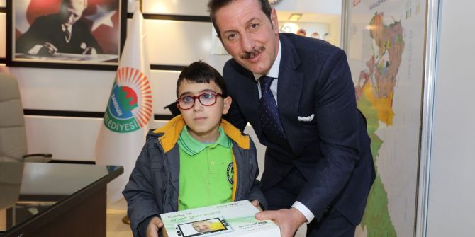 Başkan Tok’tan Minik Mümin’i Sevindiren Hediye