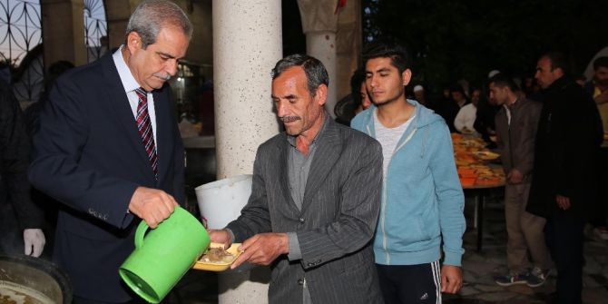 Haliliye Belediyesinden Vatandaşlara Sabah Namazında Tirit İkramı