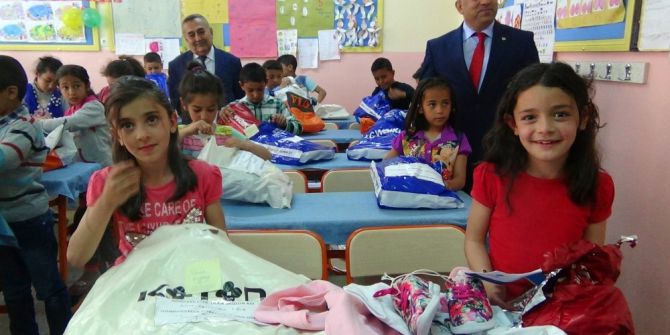 Türk Ve Suriyeli Çocuklara Kıyafet Yardımı