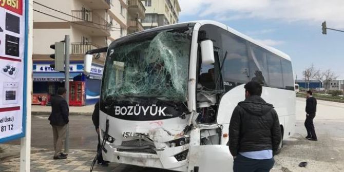Yolcu Otobüsüyle Kamyonet Çarpıştı, 5 Yaralı
