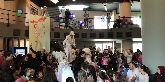 Çocuk Bayramı’nı “Tiyatro Karnavalı”ile Kutladılar