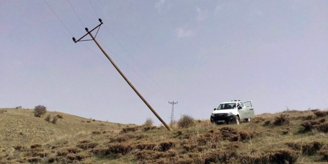 Sivas’ta Şiddetli Fırtına 168 Elektrik Direğini Yıktı