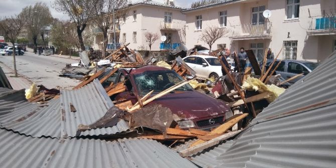 Sivas’ta Şiddetli Fırtına 100’den Fazla Binanın Çatısını Uçurdu, 46 Araca Zarar Verdi