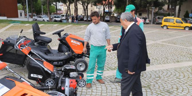 Burhaniye’de Yeşil Alanların Bakımları Modern Aletlerle Yapılacak