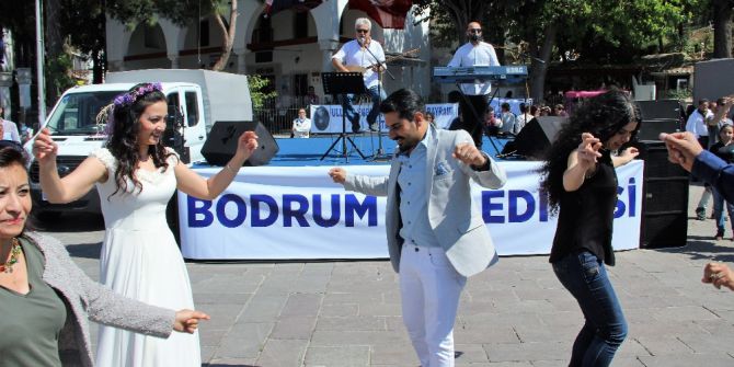 Gelin Ve Damat Ne Yapacağını Şaşırdı