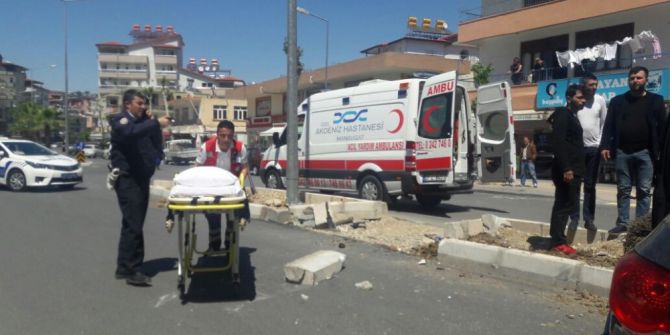 Manavgat’ta Otomobil Çiçek Diken İşçilere Çarptı: 3 Yaralı