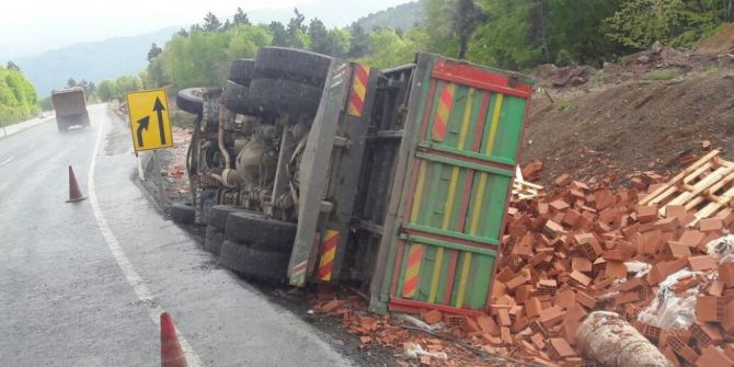 Tuğla Yüklü Kamyon Devrildi: 1 Yaralı