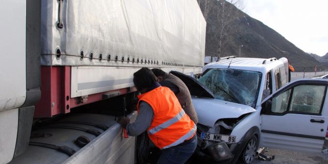 Erzincan’da Panelvan Tırın Altına Girdi: 2 Yaralı