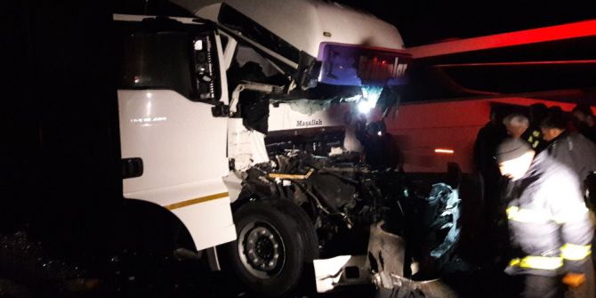 Kaza Yapan Tırda Sıkışan Sürücü Ağır Yaralandı