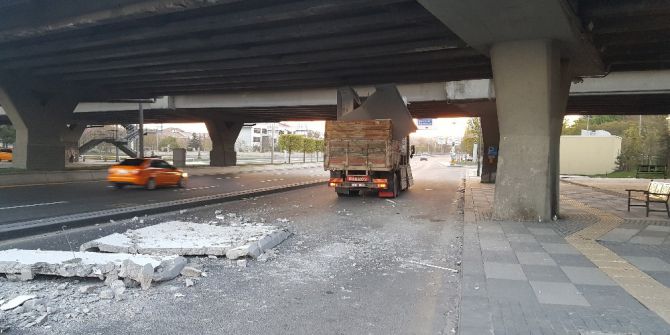 Başkent’te Elektrik Panosu Yüklü Kamyon Köprüye Sıkıştı