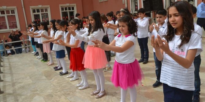 Minik Öğrenciler İşaret Diliyle Şarkı Söyledi