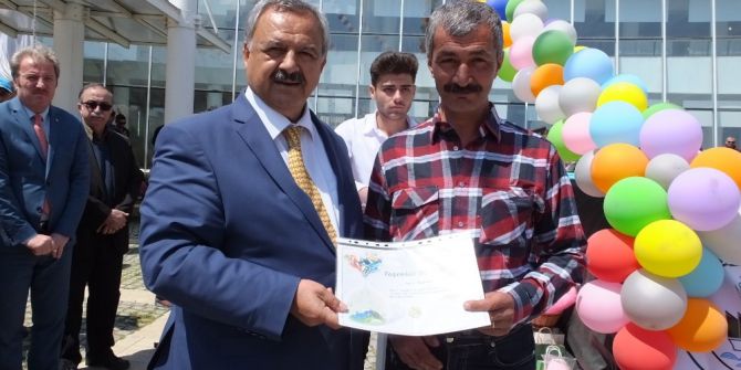 Burhaniye’de Çevreci Vatandaşa Teşekkür Belgesi