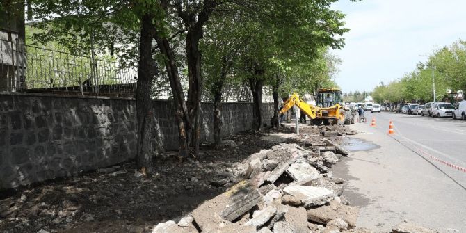 Hastaneler Bölgesinde Kaldırımlar Yenileniyor