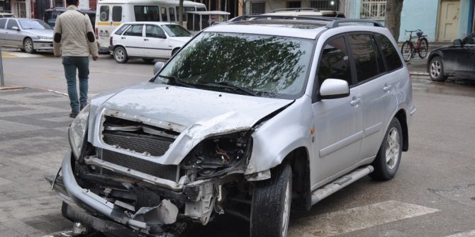 Sürücüsüz Traktör 4 Aracı Hurdaya Çevirdi