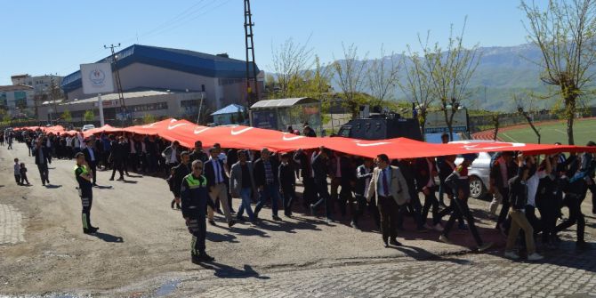 Şırnaklı Gençler, 57. Alay İçin 102 Metrelik Bayrakla Yürüdü