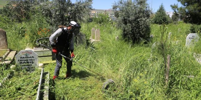 Cizre Belediyesi Asri Mezarlığında Temizleme Ve Bakım Çalışmasını Başlattı
