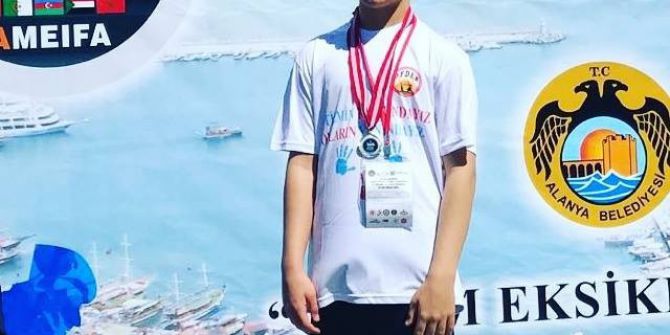 Otizmli Çocuk Madalya İle Döndü