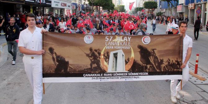 1 Kilometrelik Dev Türk Bayrağı İle ’57. Alay Çanakkale Vefa Yürüyüşü’