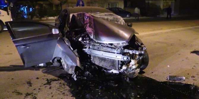 Konya’da Otomobil Elektrik Direğine Çarptı: 1 Ölü, 1 Yaralı