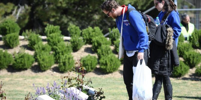 Avustralyalılar Dedelerinin Mezarında