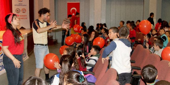Çocuklar Tiyatroya Doydu