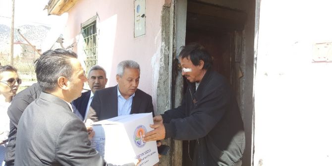 Pozantı’da Dar Gelirli Vatandaşlara 150 Koli Yiyecek Dağıtıldı